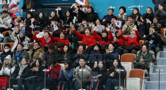 [올림픽] 이겼다  2018 평창올림픽 개막을 하루 앞둔 8일 오전 강릉컬링센터에서 열린 컬링 믹스더블(혼성 2인조) 예선 1차전 한국 대 핀란드 경기에서 한국 장혜지, 이기정조가 승리하자 응원단이 환호하고 있다.